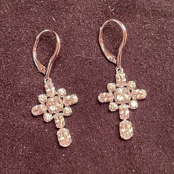 Elegant Silver Cross Earrings. Rhodium plated silver and man made diamonds - Picture 3 of 3